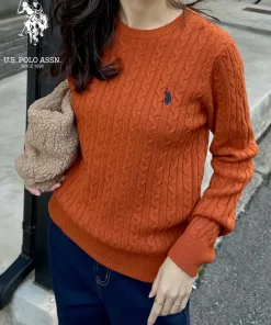 【TIME SALE 20%OFF】[新色追加][U.S. POLO ASSN.][別注]ワンポイント刺繍ケーブルニットトップス